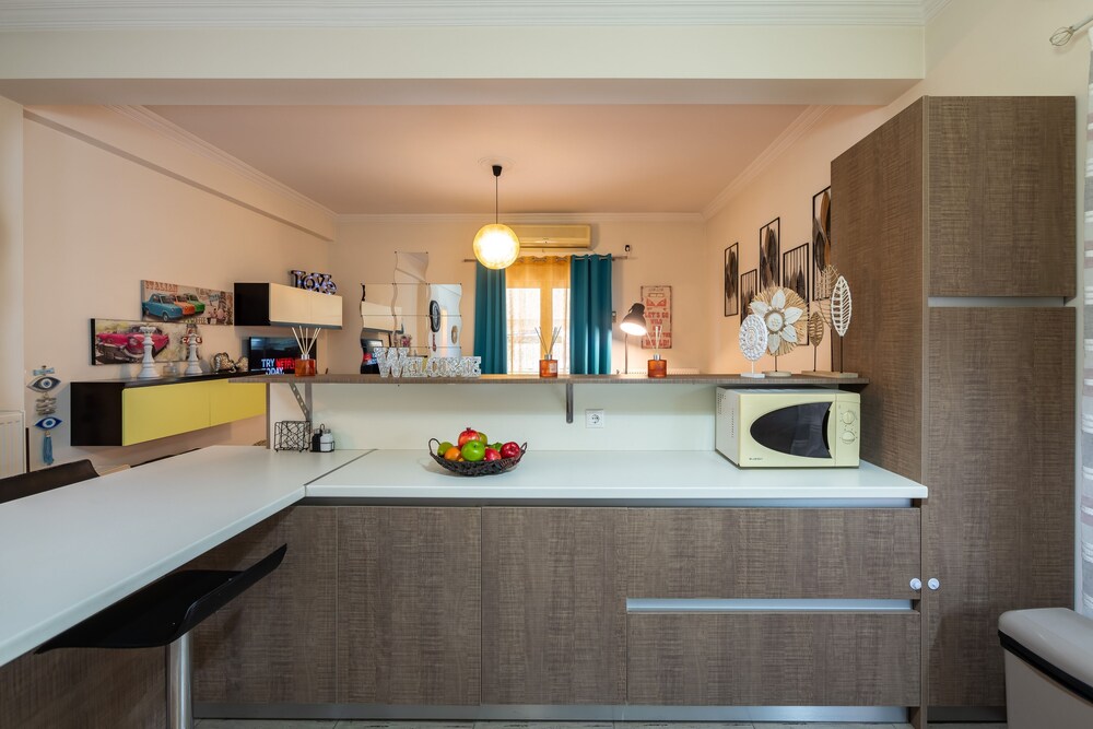 Charming 2BR retreat near market & beach