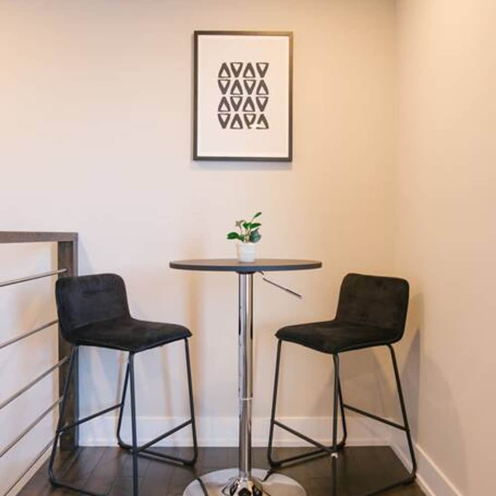 Magnificent NEW Home w 8 Beds Free Parking