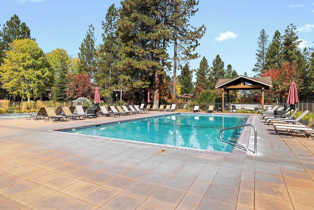 Cozy Cascade Retreat - For 4!