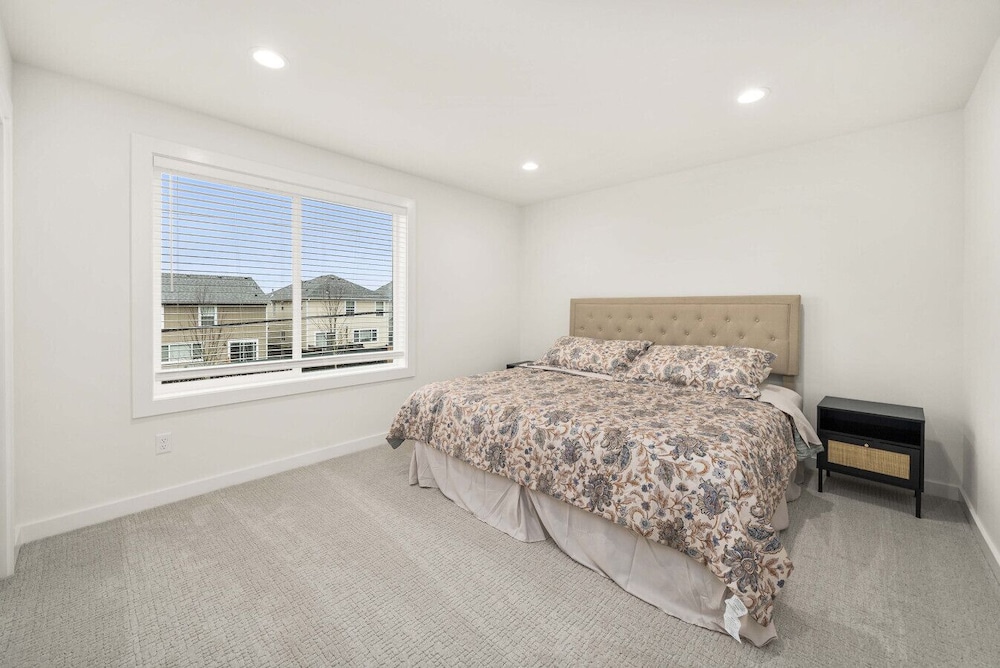 Brand New 5BR Home Fenced Yard Ample Parking