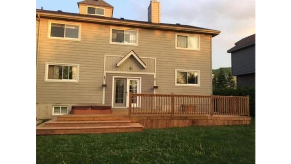 5 Bed Blue Mountain Luxury Chalet with Hot Tub 159 - Image 5