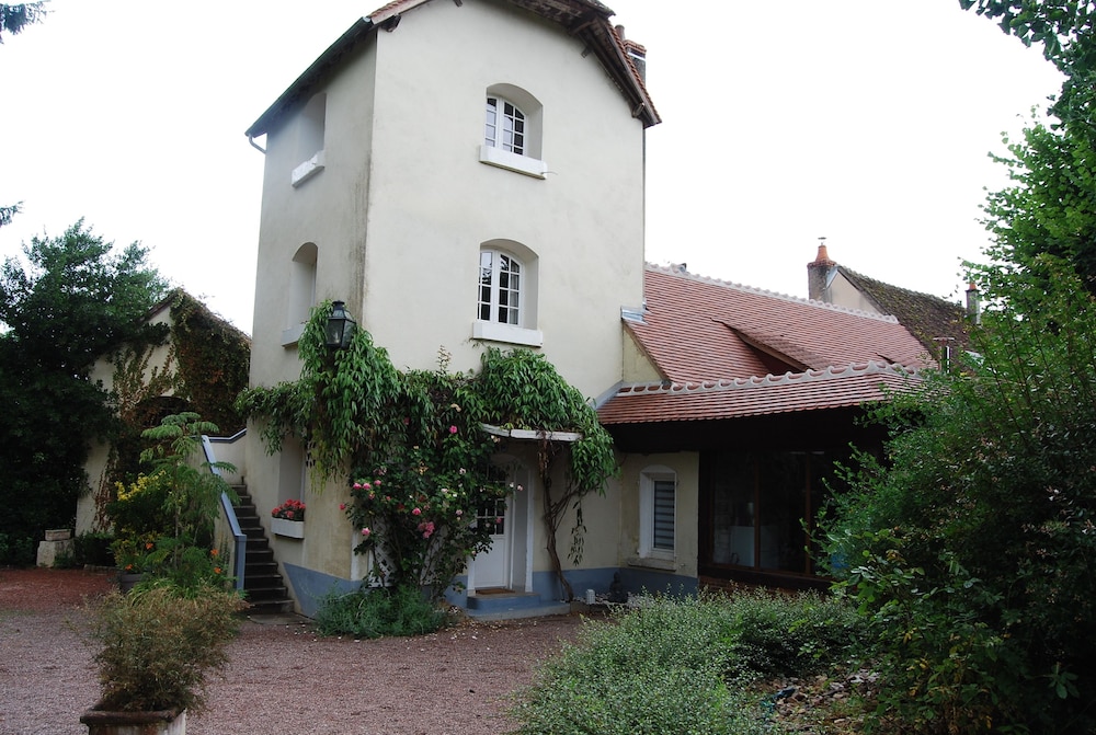 La Pouillyzotte, bed and breakfast con piscina en Pouilly-sur-Loire — building