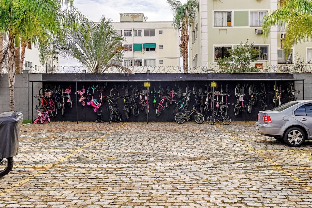 Apto com Ar-condicionado e Vaga em Hon rio Gurgel