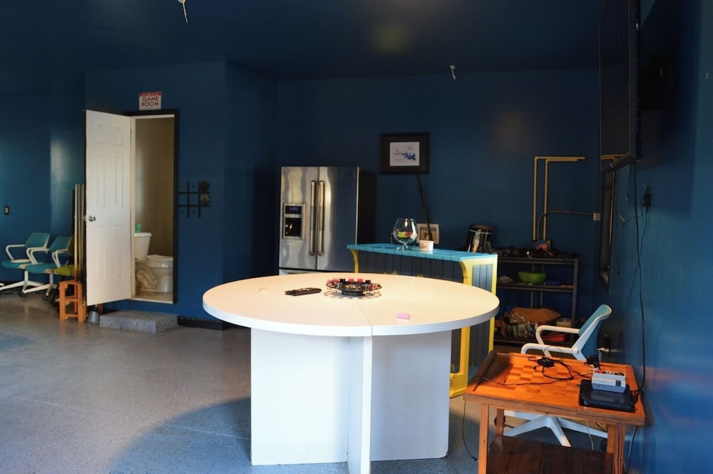 Luxury Lakefront 4br: Jacuzzi, Game Room & Wi-fi