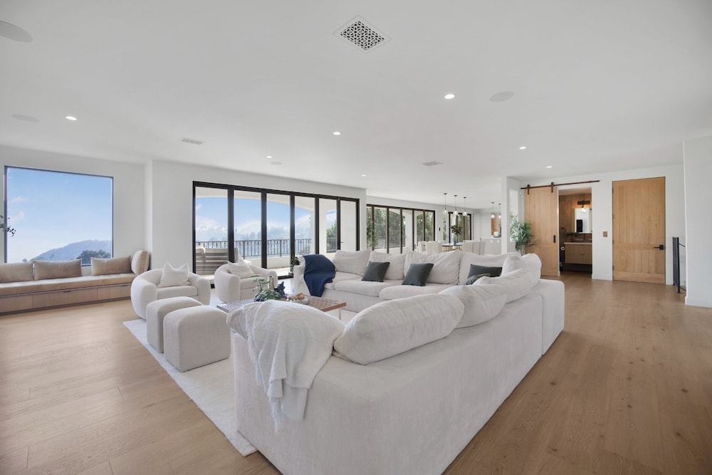 Villa Solea - Mulholland Retreat w/ Pool, Spa & Iconic LA Views