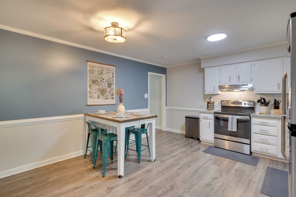 7 Mi to Dtwn Raleigh: Bbq-ready Townhome!