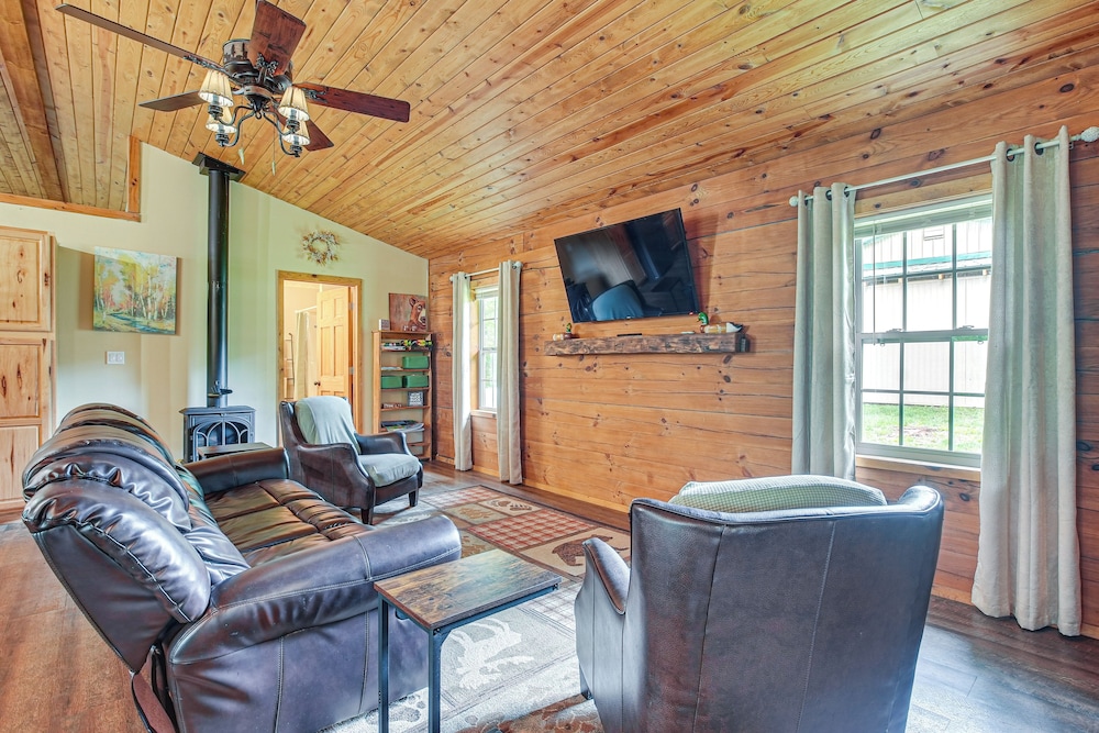 Pond & Fire Pit: Charming Log Cabin Near Blue Rock
