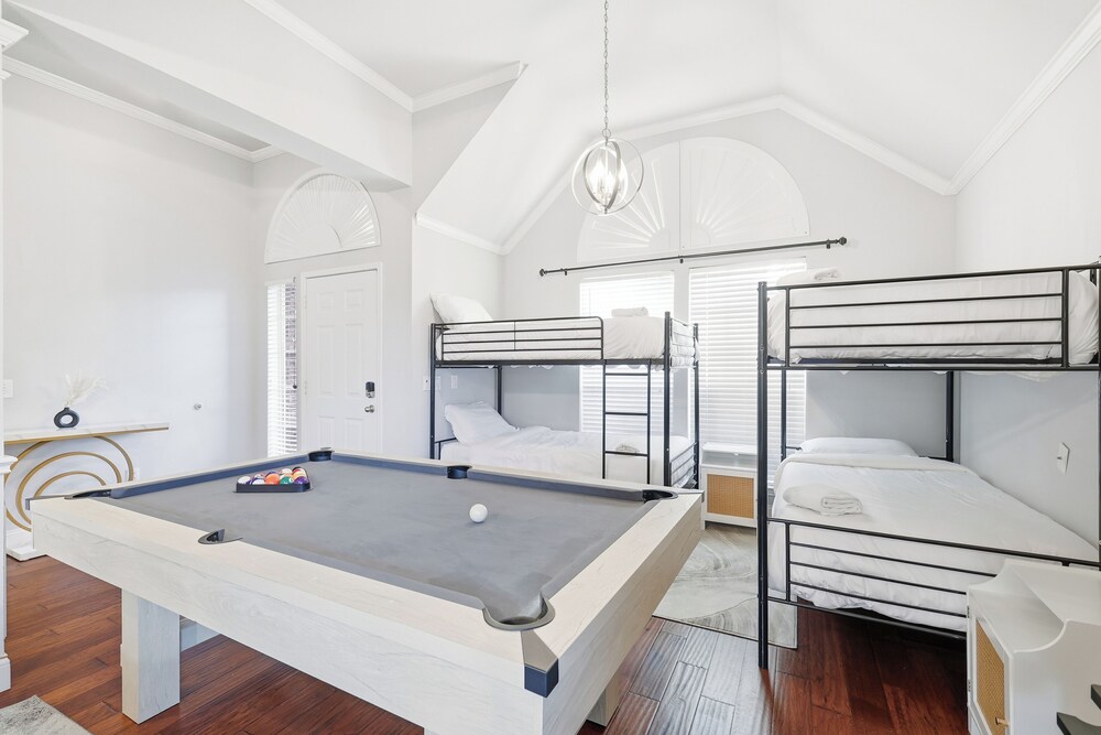 Lux Cozy 5B2B Home for Families