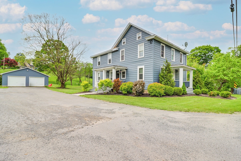 Ski, Hike & Fish: Pet-friendly Home in Saylorsburg