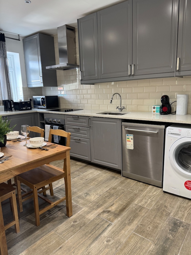 Close Central London 2 bed Flat Sleeps 4