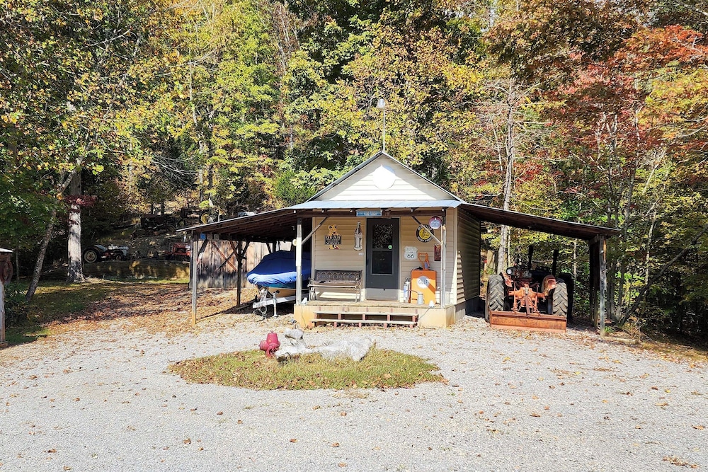 8 Mi to Tellico Plains: House & Cabin Near Trails!