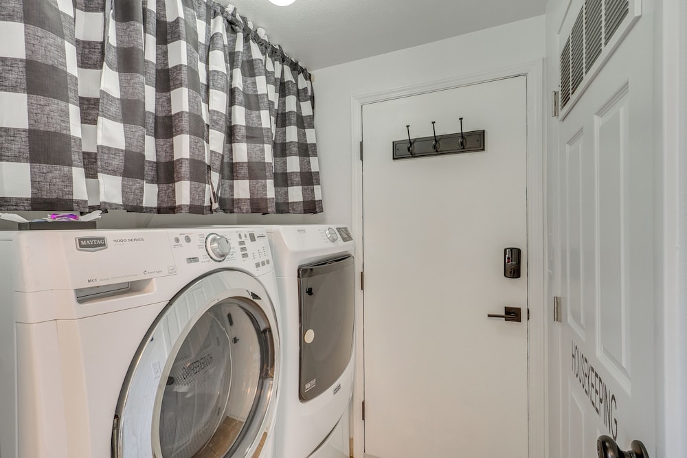 1 Mi to Main Street Vernal: Updated Home w/ Yard!