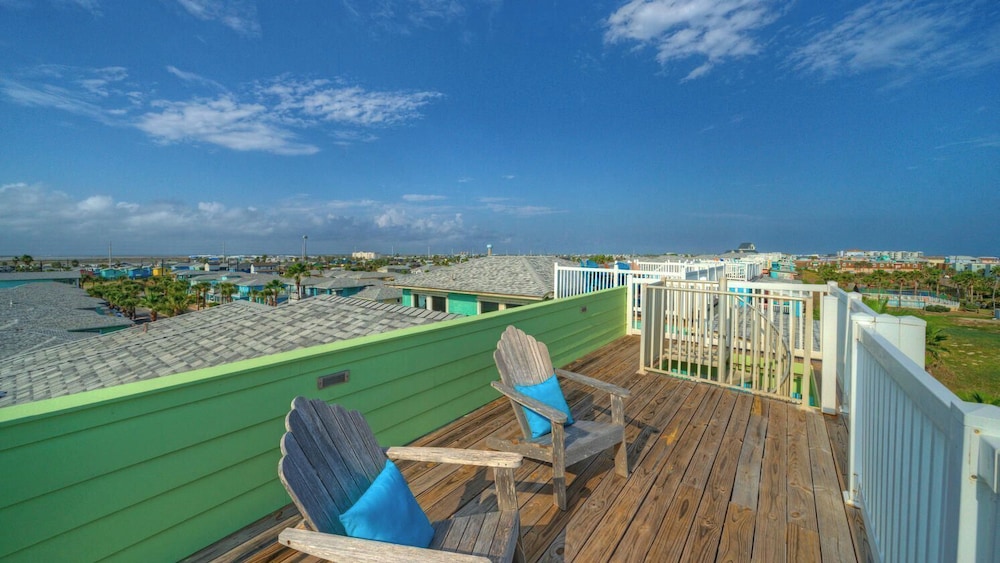 Walk to the Beach Ocean Views, Balcony Dining & Open Living Beachview 54 by Avantstay