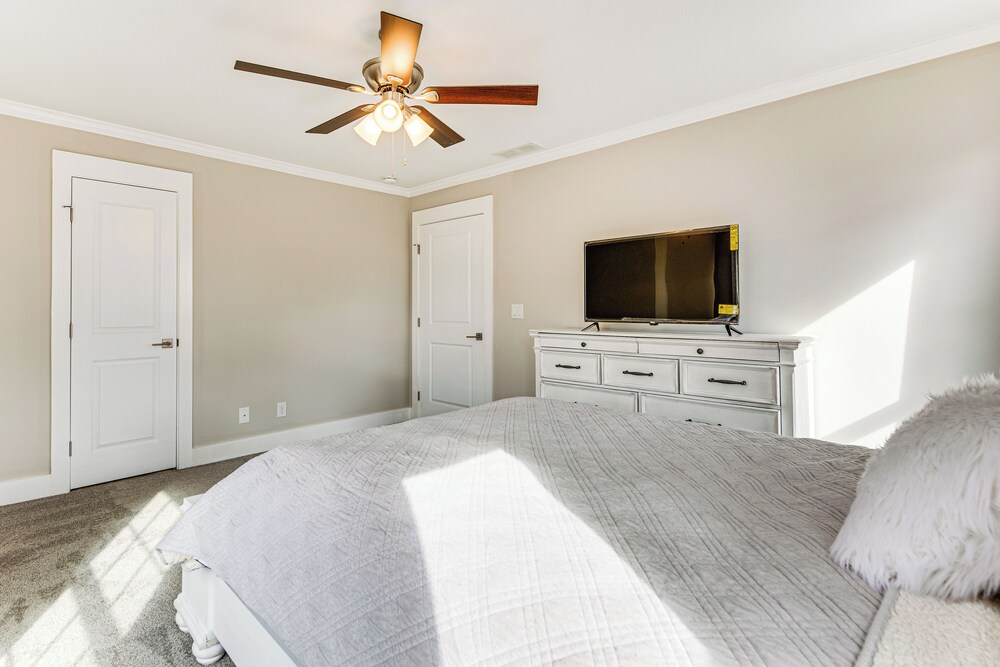 6 Mi to Downtown Atlanta: Spacious Home w/ Yard