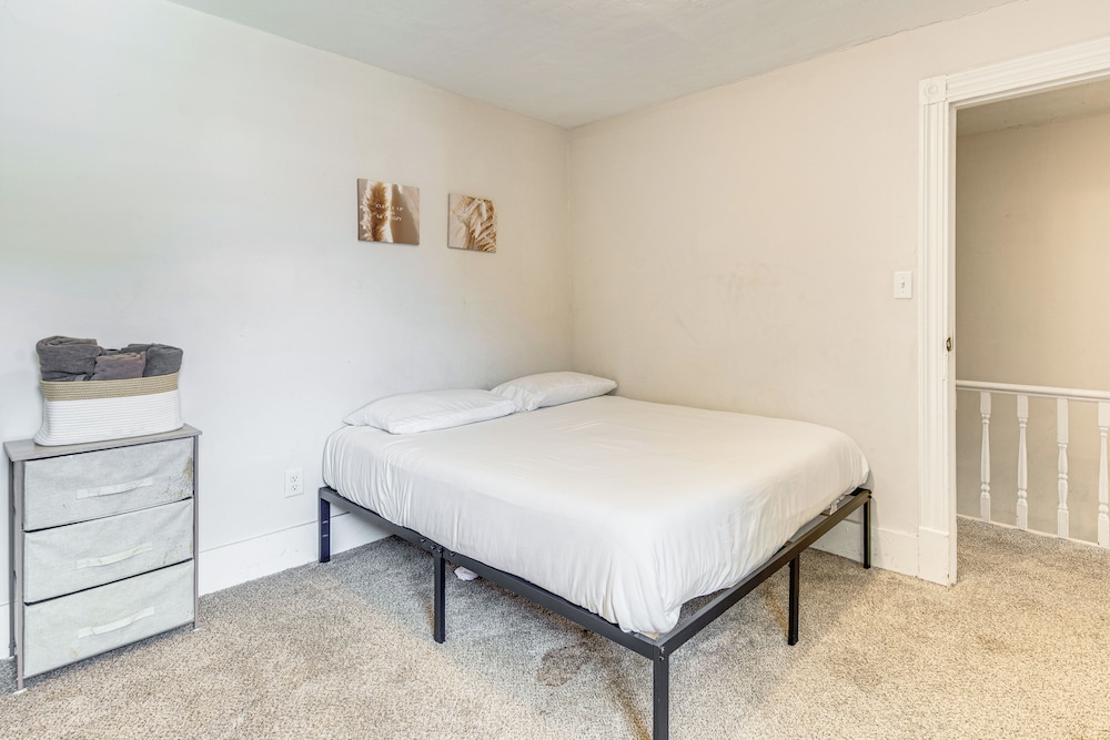 Shop & Dine: Central Stroudsburg Townhome!
