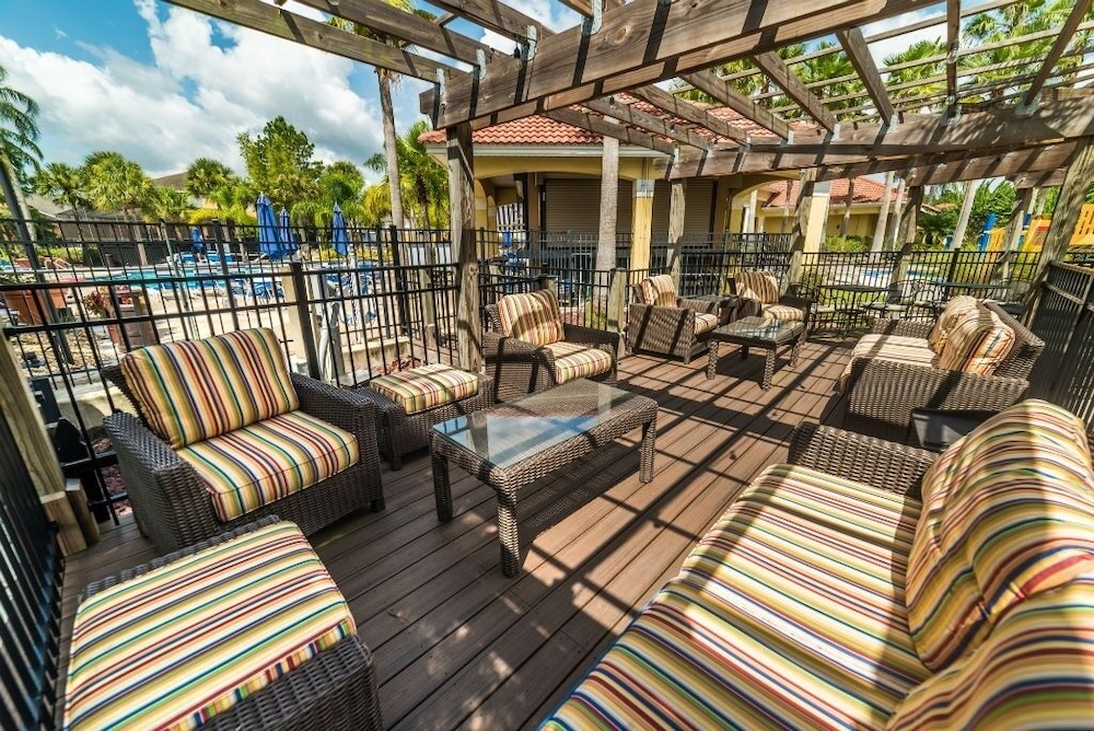Hideaway Dream 6 Bedroom Home by RedAwning