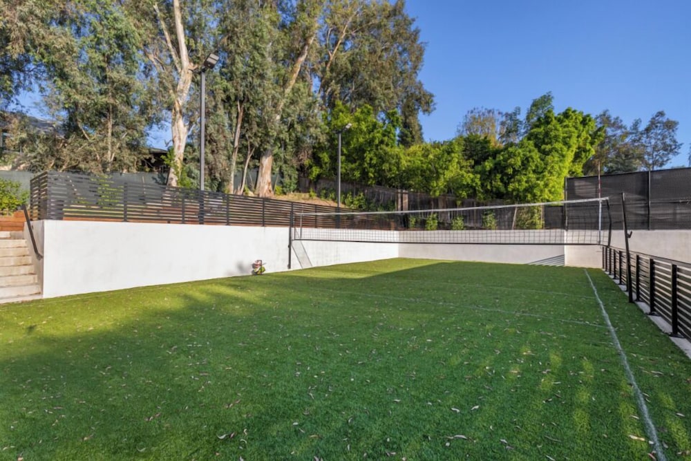 Melvin - Modern Contemporary Estate w/ Backyard + Pool & Spa