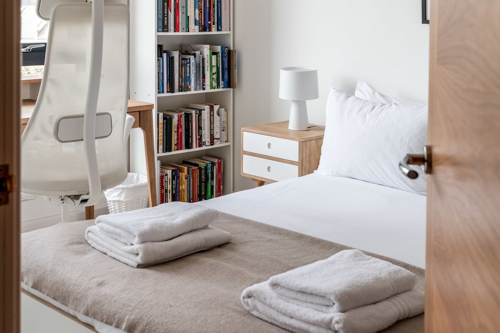 Modern Brixton Jewel Apartment