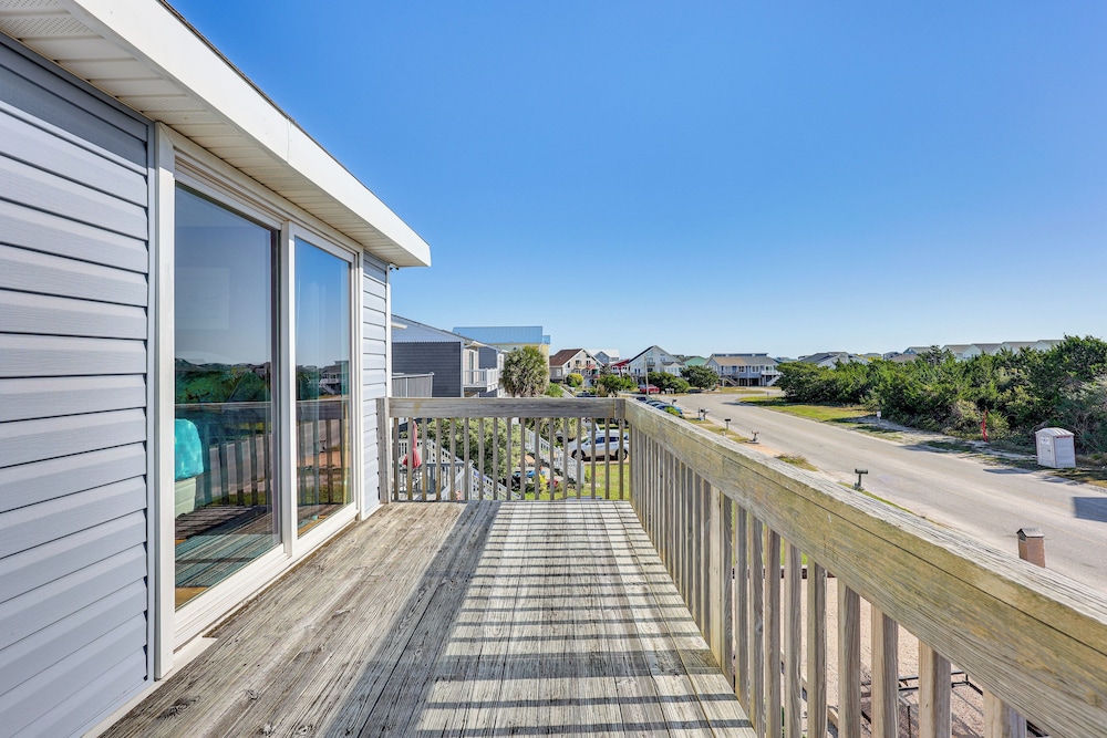Walk to Beach: Duplex in North Topsail Beach!