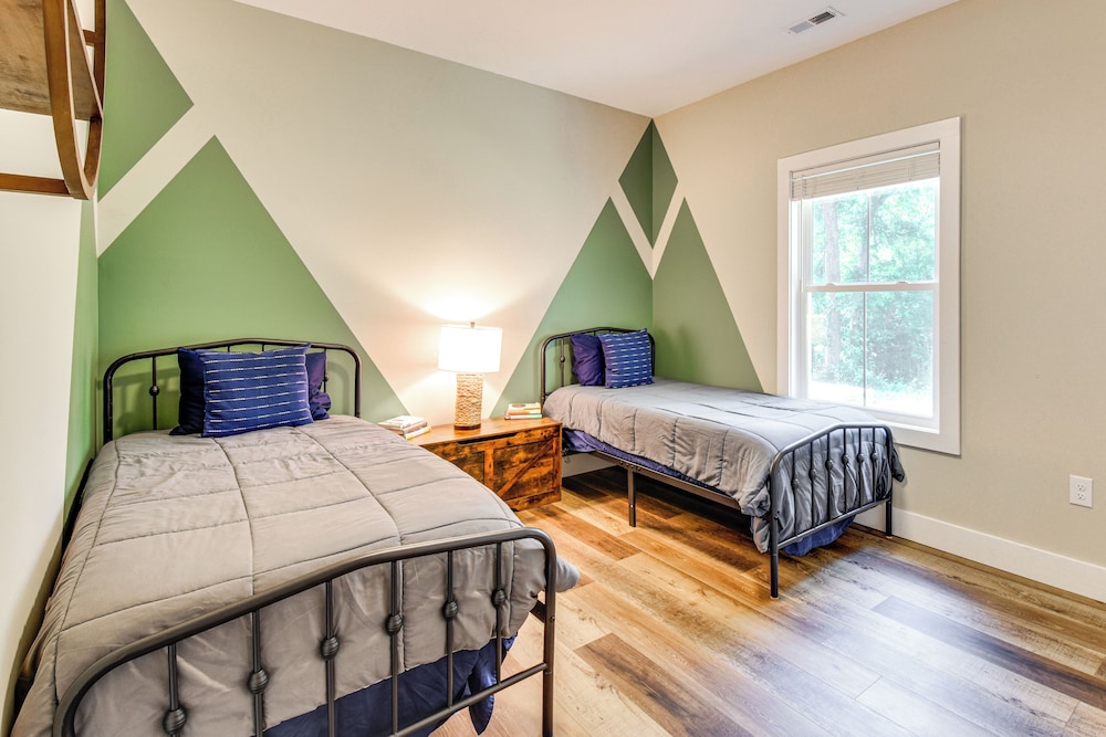1 Mi to Lake Hartwell: Updated Retreat w/ Patio!