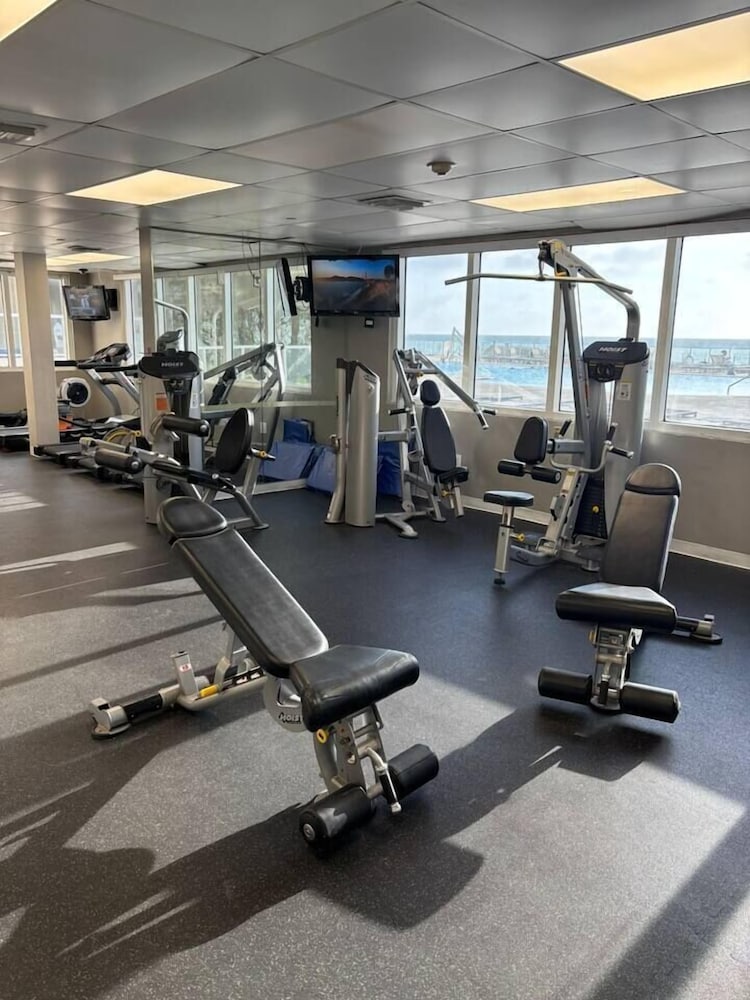 Beachfront Studio Pool Gym & Ping Pong
