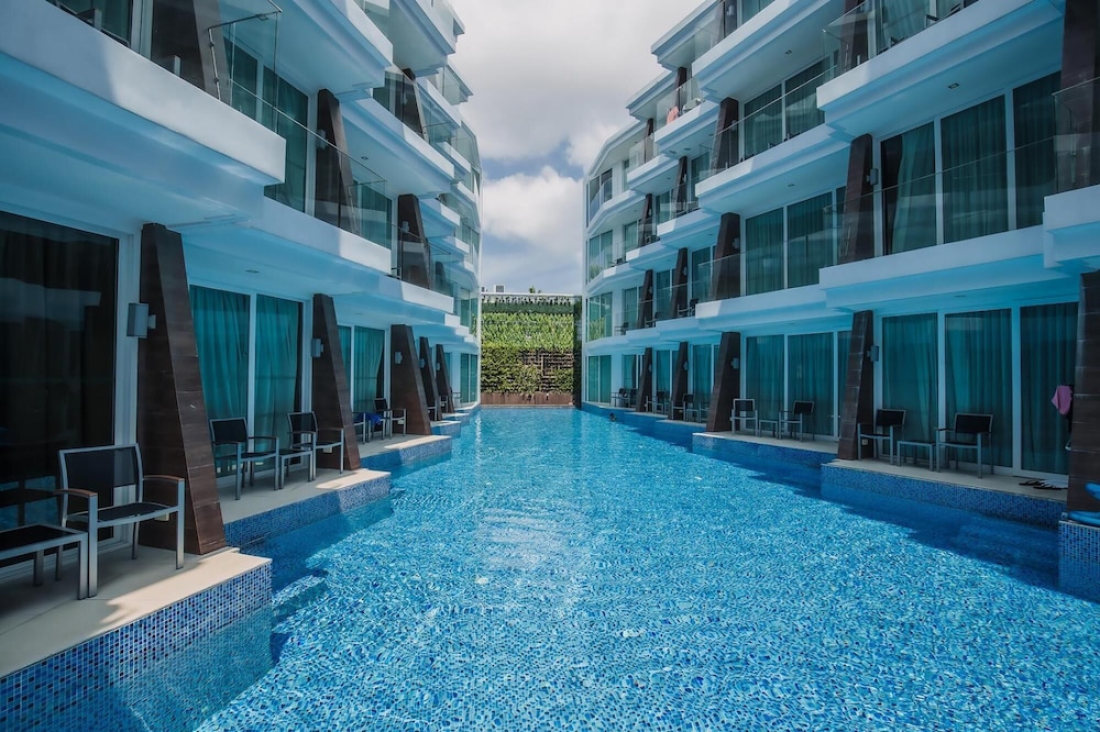 Maroon Studio at the Beachfront view 3