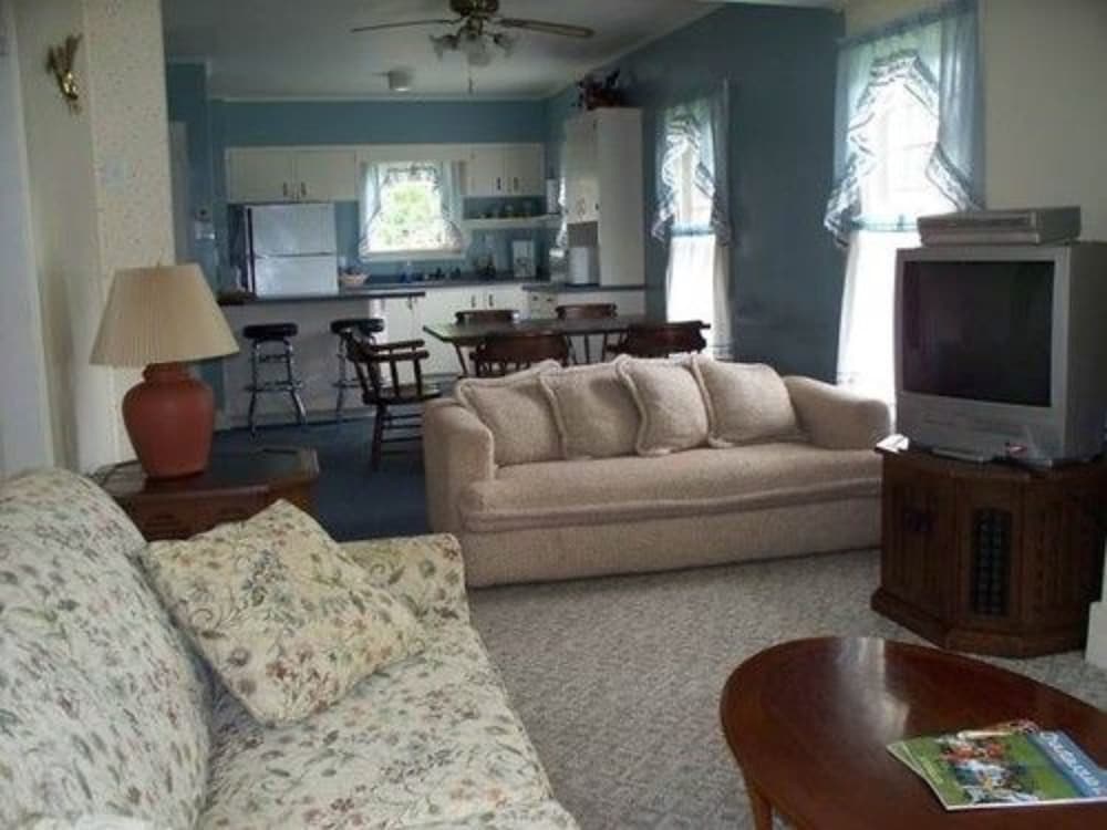 Maple Springs Lake Side Inn