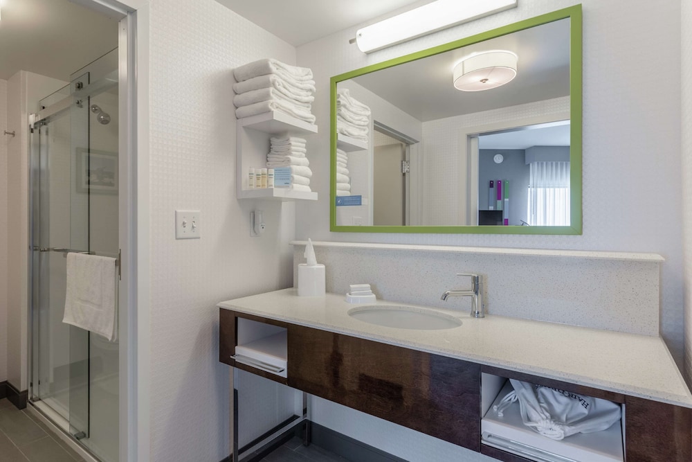 Burlington Vacations - Hampton Inn  Suites Burlington - Property Image 9