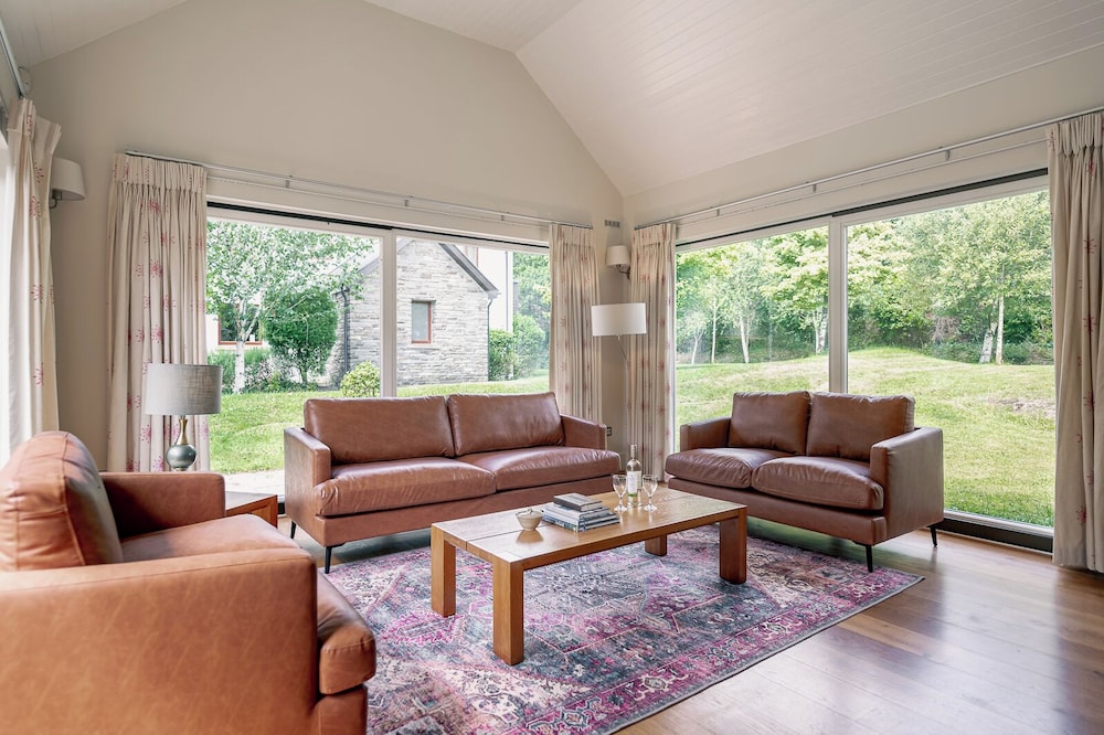 Spacious Kenmare Home to Sleep 8 Free use of Pool Onsite