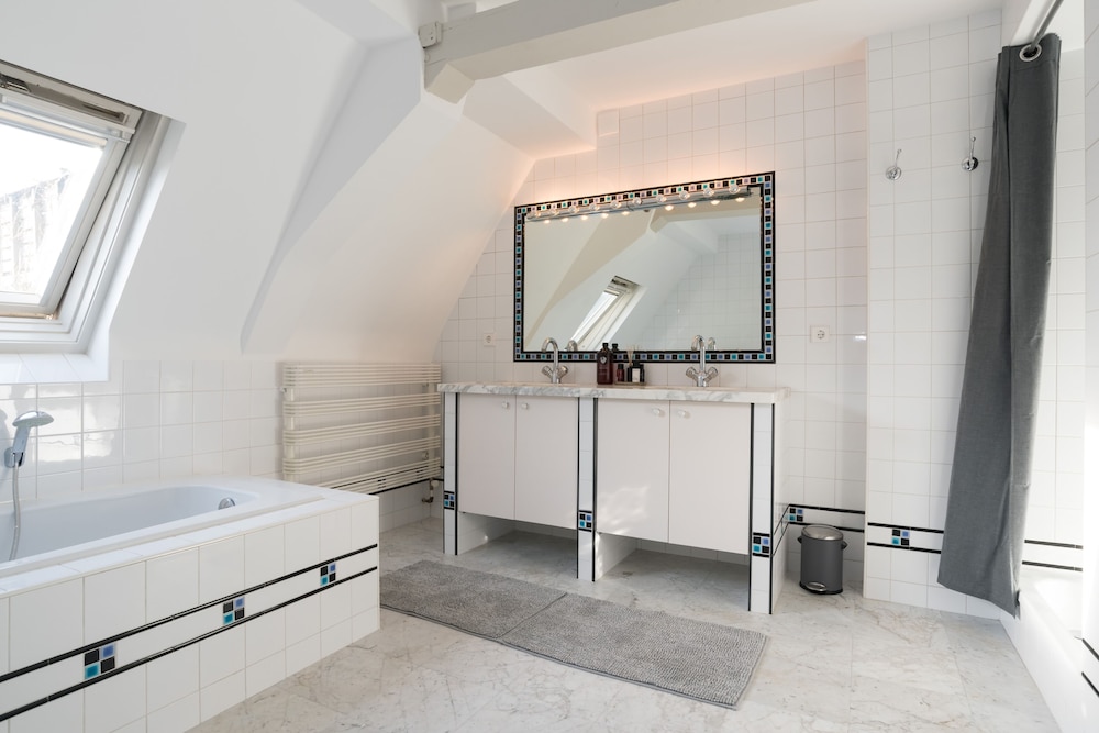 17th Century Canal Apartment with Roof Terrace
