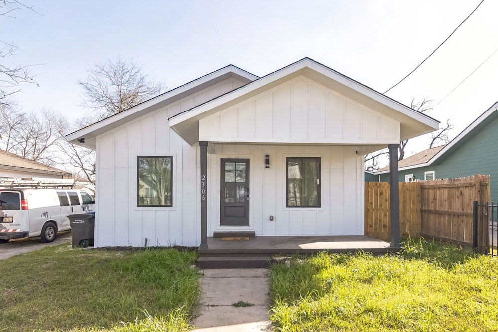 Stylish 4BR Home Mins to Downtown River Walk