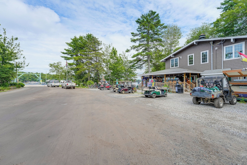 2 Mi to Marina & Beach: Frye Island Retreat!