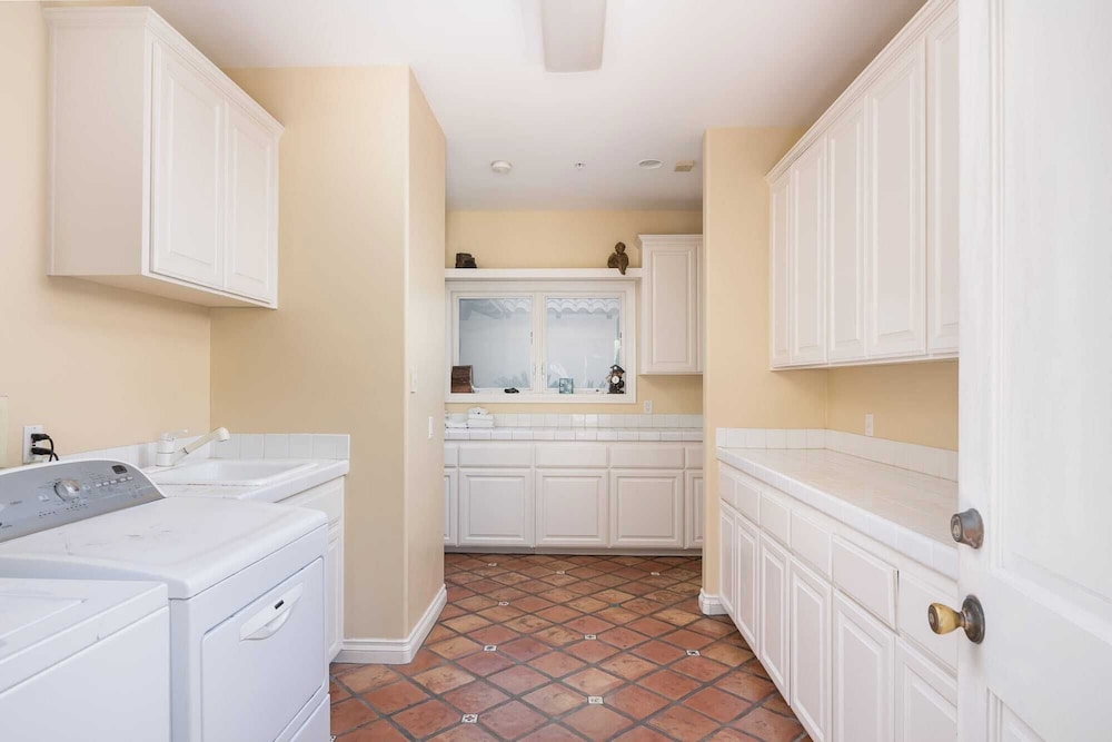 Two Estates w/ Pools, Hot Tubs, Game Rooms, Valley Views & Tennis Court Near Beaches & Wineries