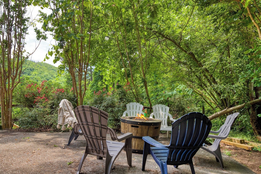 Triple Mountain View by Avantstay: Hot Tub, Game Room & Stunning Smoky Mountain Views