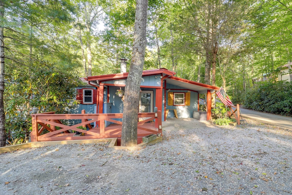 Mtn Home w/ Deck & Community Amenities in Newland