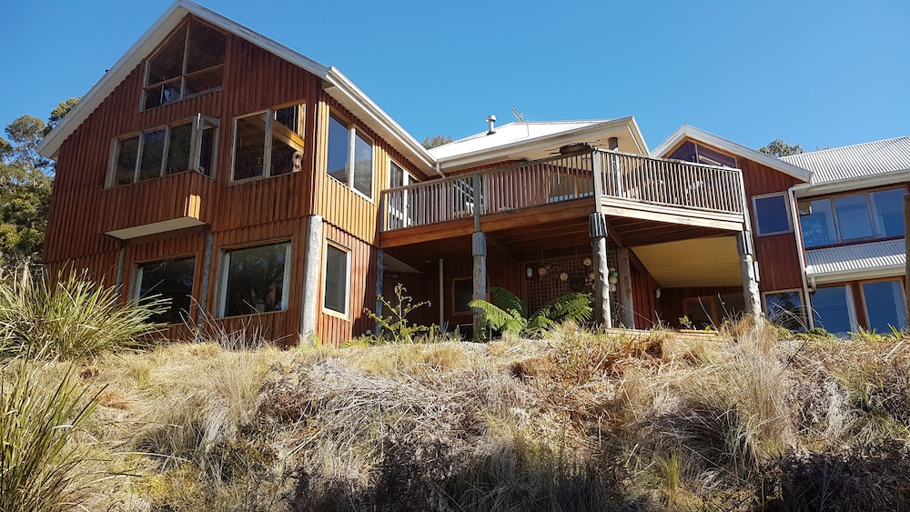 Hotel Bed in the Treetops Bed & Breakfast - Image 1