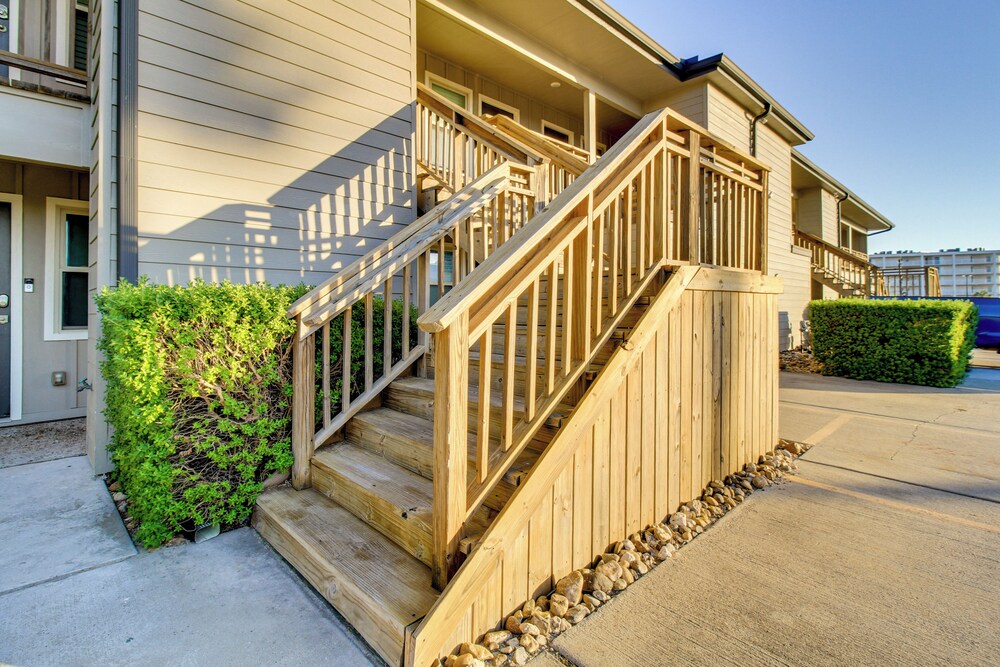 Steps to Sand: Breezy Port Aransas Condo!
