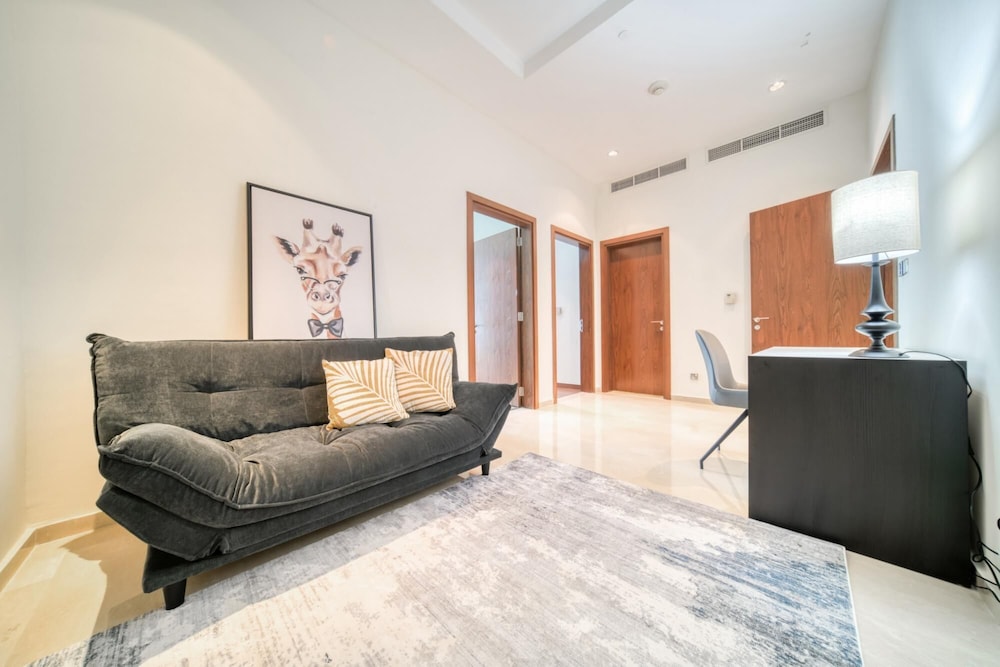 Modish Palm 3BR w Private Balcony Beach Access