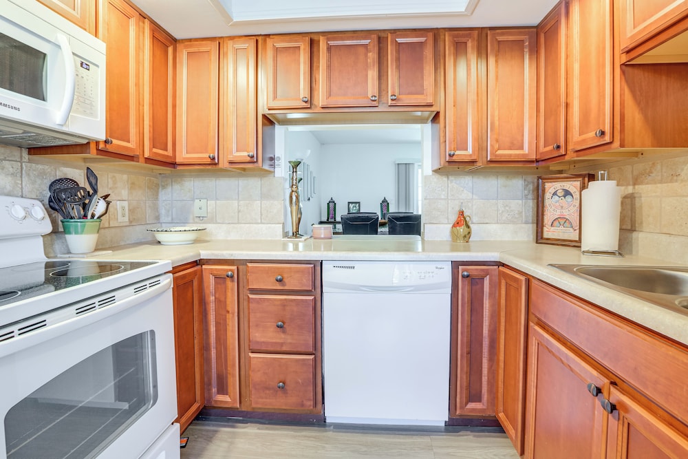 Golf Retreat w/ Pool Access: 3 Mi to Dtwn Naples