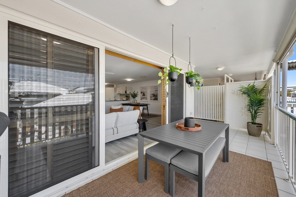 3-bed Haven With Balcony and Bbq, 5-min to Beach