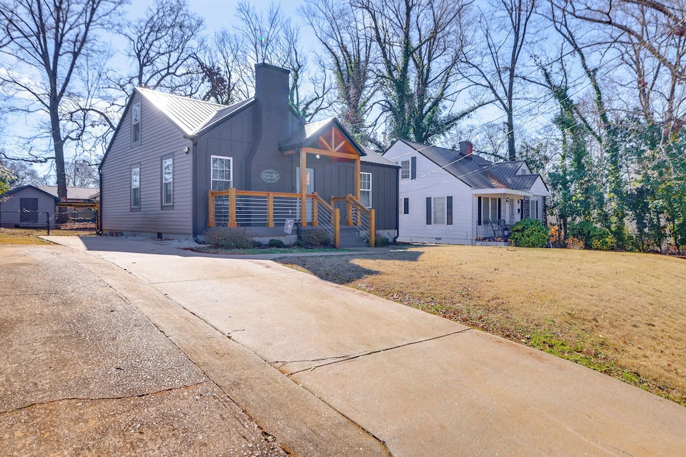 4 Mi to Liberty Bridge: Greenville Getaway w/ Deck