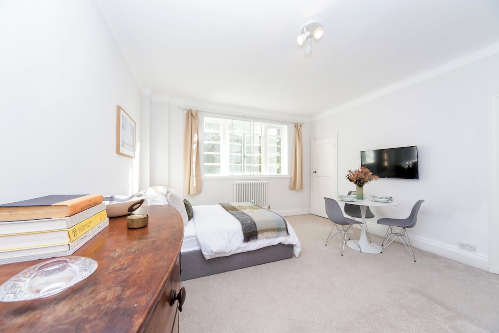 Beautifully Presented Centrally Located Studio apt
