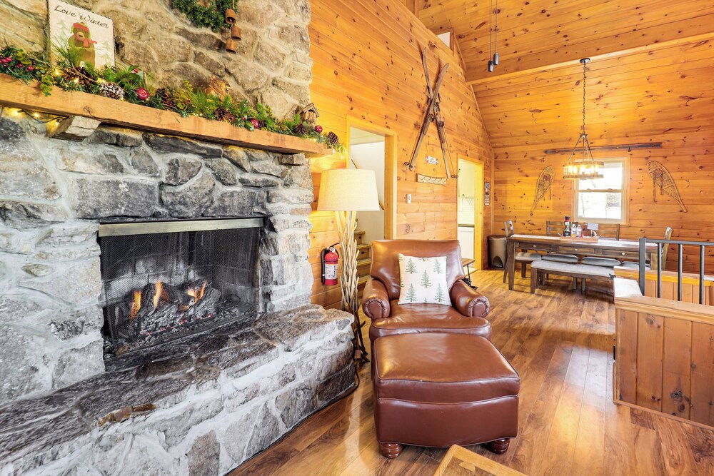 2 Mi to Skiing: Blue Ridge Mtn Cabin w/ Hot Tub!