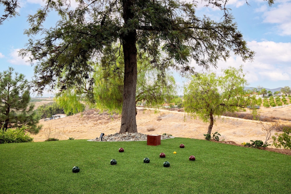Chateau Syrah by Avantstay Picturesque Estate w Pool Hot Tub Pool Table Table Tennis New Pickleball Court Basketball Hoop
