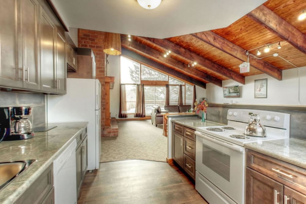 Spacious 8 bdrm Cottage with Private Beach Access, BBQ, Hot Tub, Sauna, Pet friendly