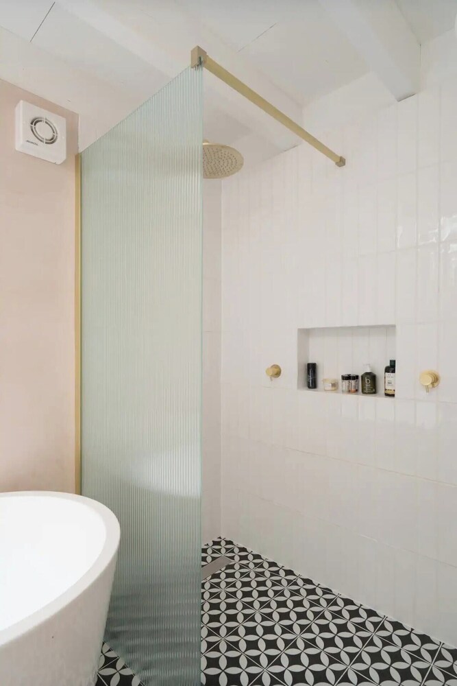 Rustic & Spacious 2BD Flat Near White City