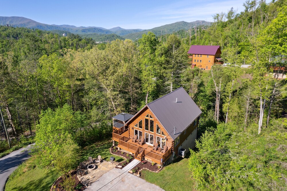 Mystic Cabin 3 Bedroom Cabin by RedAwning view 5
