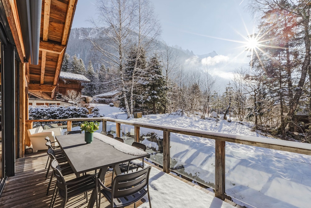Chalet Black Squirrel Luxury Retreat With hot tub Sauna