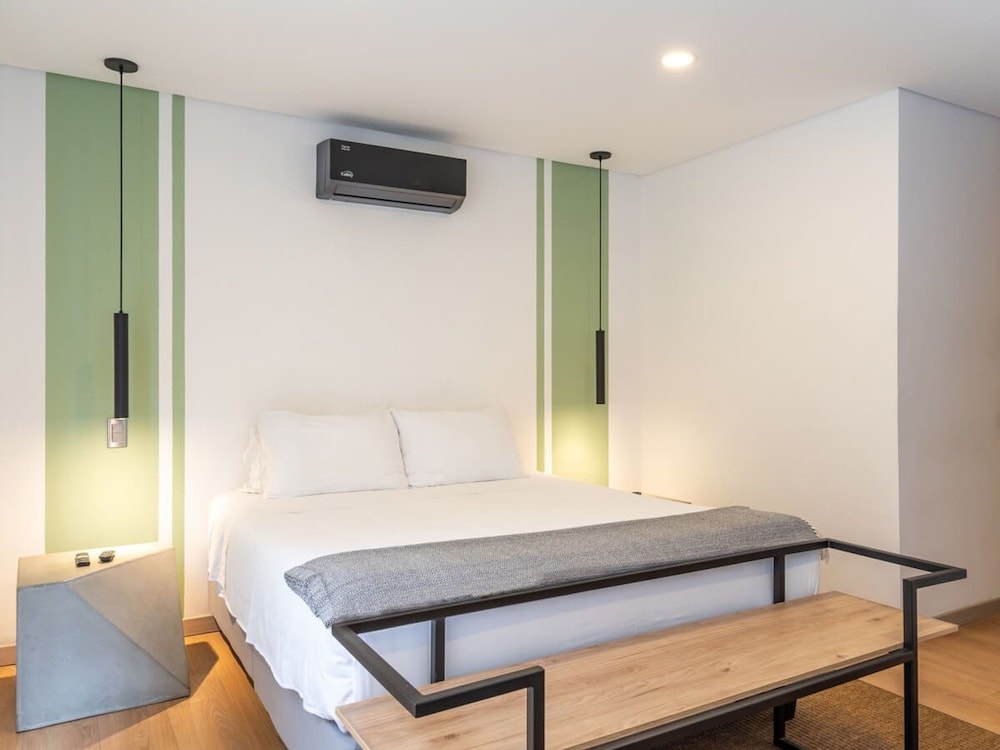 Fantastic 3 BR w Balcony in Laureles Medell n