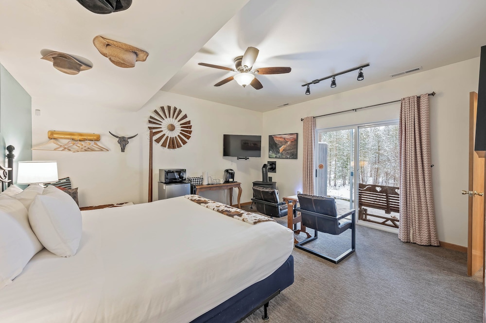 All Seasons River Inn